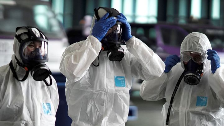 Muž skončil kvůli viru v karanténě, úřady se měly starat o syna. Ten po týdnu zemřel