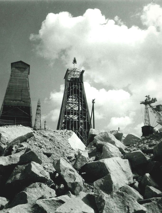 Fotografie ukazuje výstavbu vodní nádrže a elektrárny Lipno, významného díla z roku 1959, které dodává energii a poskytuje rekreační možnosti.