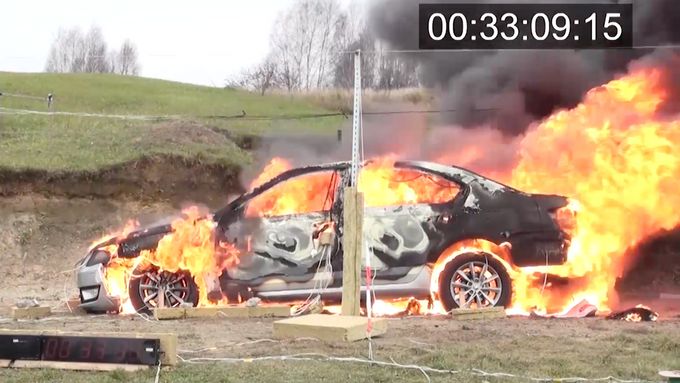 Ministerstvo vnitra provedlo také test hoření aut s konvenčními spalovacími motory i vozů na stlačený zemní plyn.