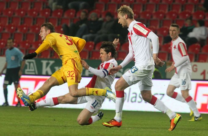 Fotbal, Gambrinus liga, Slavia - Dukla: Karol Kisel (11) - Tomáš Borek (32)