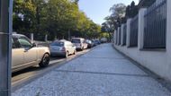 Kopec v ulici Ukrajinských hrdinů je zaplněn ve dvou pruzích, řidiči s manuální převodovkou tu "pálí spojky".