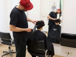 "Kadeřník potřebuje alespoň deset let, aby pochopil, jak se vlasy chovají," myslí si kadeřník Jakub Hájek.