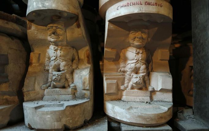 Moulds for character jugs in the shape of former British Prime Minister Winston Churchill stand on a shelf in a storeroom at the Middleport pottery in Stoke-on-Trent, central England January 22, 2013. The pottery which dates back to 1888 and was rescued from closure in 2009, continues to use traditional methods to produce its range of ceramics and famous Burleigh Ware pottery. REUTERS/Phil Noble (BRITAIN - Tags: BUSINESS EMPLOYMENT SOCIETY) Published: Led. 22, 2013, 4:15 odp.