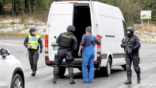 Policejní zátarasy v okolí hranice se Slovenskem. Pátrání po útočníkovi, který v ostravské nemocnic zavraždil 6 lidí. 10. 12. 2019.