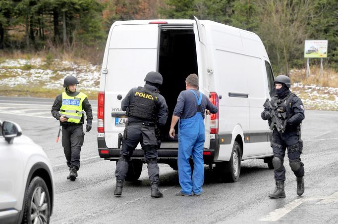 Policejní zátarasy v okolí hranice se Slovenskem. Pátrání po útočníkovi, který v ostravské nemocnic zavraždil 6 lidí. 10. 12. 2019.