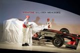 Jenson Button a Lewis Hamilton odkrývají monopost McLarenu pro příští ročník