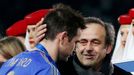 Hráč Chelsea Frank Lampard a šéf UEFA Michel Platini