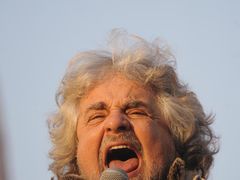 Beppe Grillo a jeho Hnutí pěti hvězdiček zaznamenalo obrovský úspěch. 