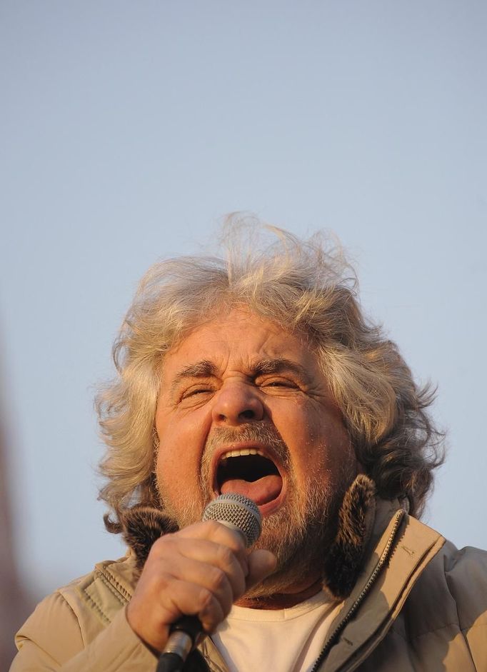 Beppe Grillo na mítinku v Turíně.