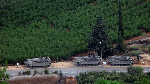 Izraelské tanky na hranici s Libanonem.