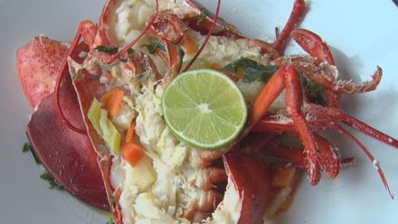 Pochutnejte si na humrovi s kokosovým mlékem. Vařit se musí jenom mírně