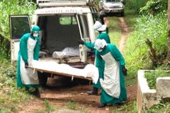 Počet obětí eboly roste, WHO hlásí už 1229 mrtvých