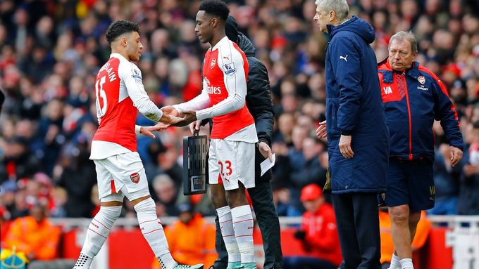 Arsenal's Danny Welbeck comes on for Alex Oxlade Chamberlain as manager Arséen Wenger stays