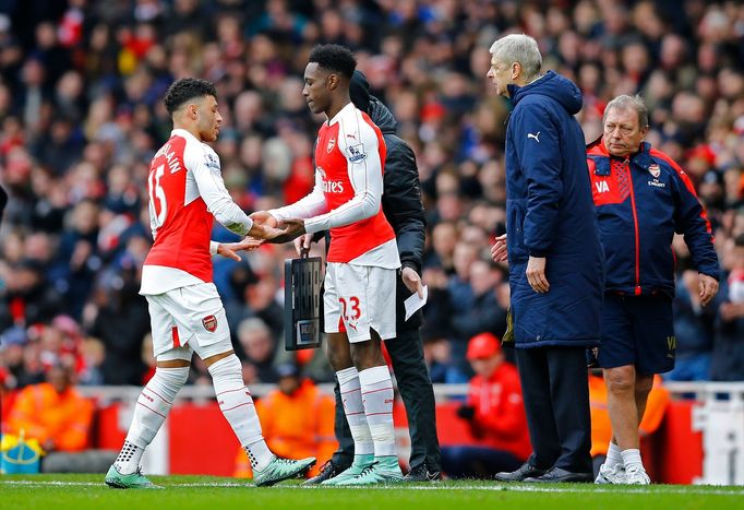 Arsenal's Danny Welbeck comes on for Alex Oxlade Chamberlain as manager Arséen Wenger stays