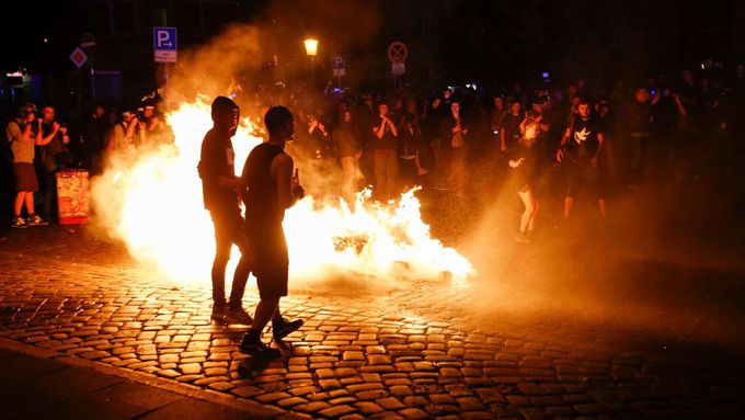 Summit G20 doprovázejí masové protesty a střety demonstrantů s policií.