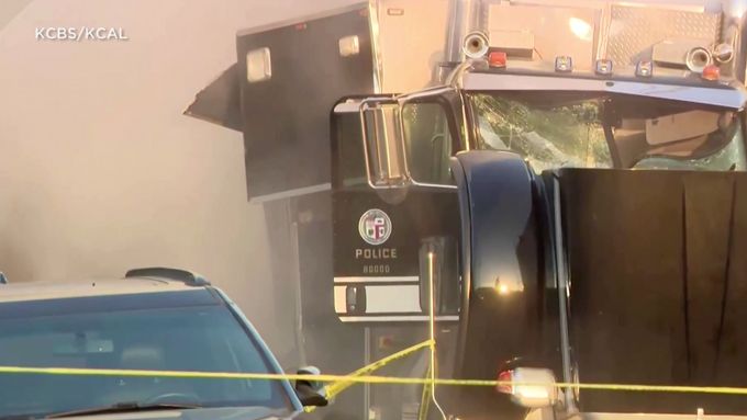 Policie v Los Angeles zařízení odpálila mezi domy v domnění, že vozidlo bude schopno výbuch zadržet.