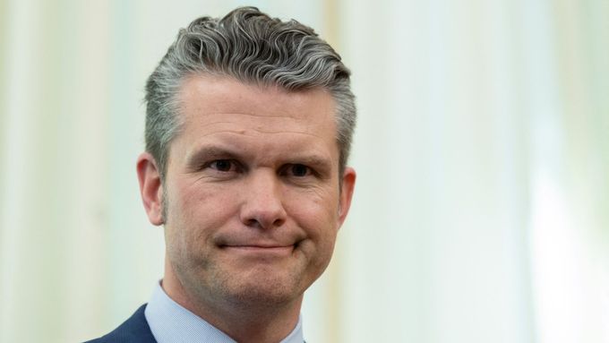 Americký ministr obrany Peter Hegseth na úterním zasedání kabinetu vyjádřil radost z toho, že Trump přejmenoval ministerstvo obrany na ministerstvo války.