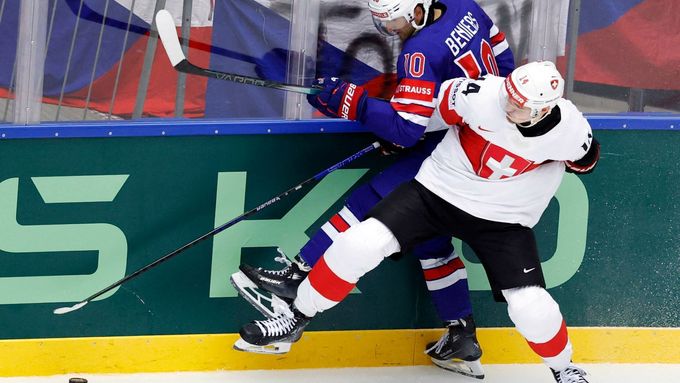 Dean Kukan ze Švýcarska se snaží zastavit Matthew Benierse