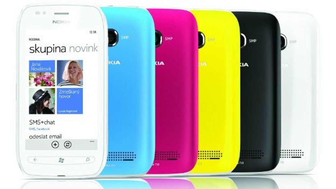 TECHNIKA: Designové modely Nokia Lumia 800 a Nokia Lumia 710 přicházejí na trh s českým obsahem