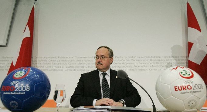 Švýcarský ministr obrany a sportu Samuel Schmid na tiskové konferenci o bezpečnosti během Euro 2008.