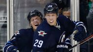 Příliš pozadu nezůstává ani Patrik Laine. V deseti zápasech se trefil šestkrát, stejně jako Matthews. Pravé kříslo Winnipegu patří mezi nejvytěžovanější hráče svého týmu. V průměru odehraje něco přes 19 minut na utkání.