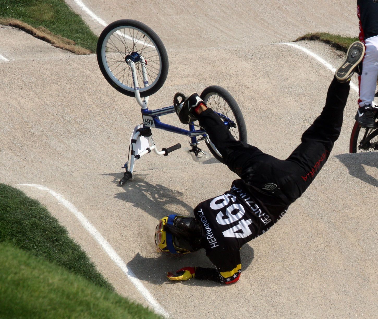 Venezuelská bikrosařka (BMX) Stefany Hernandezová padá v kvalifikaci na OH 2012 v Londýně.