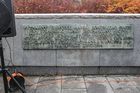 Stojí u ní tabulka, na níž je veleben jako zachránce Prahy před zničením. Městská část Praha 6 chce sochu nově doplnit tabulkou s kontextem. A sice, že Koněv také brutálně potlačil maďarské povstání v roce 1956 (desetitisíce mrtvých), dohlížel na stavbu Berlínské zdi a byl jednou z hlavních postav sovětské okupace naší země v roce 1968.