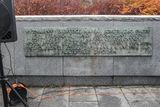 Stojí u ní tabulka, na níž je veleben jako zachránce Prahy před zničením. Městská část Praha 6 chce sochu nově doplnit tabulkou s kontextem. A sice, že Koněv také brutálně potlačil maďarské povstání v roce 1956 (desetitisíce mrtvých), dohlížel na stavbu Berlínské zdi a byl jednou z hlavních postav sovětské okupace naší země v roce 1968.