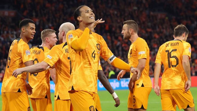 Virgil van Dijk slaví s parťáky gól, kterým rozhodl v Lize národů o vítězství nad Belgií 1:0 a postupu Nizozemska do Final Four