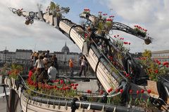 Lidé v Nantes se budou procházet v koruně umělého stromu. Kilometr stezek ponese 22 ocelových větví