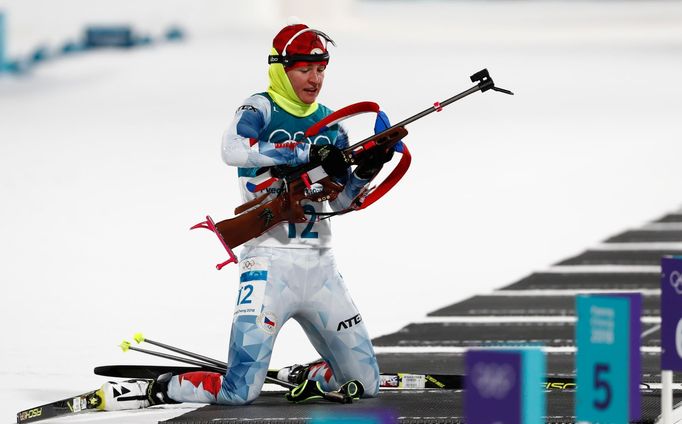 Veronika Vítková se chystá na střelbu při svém bronzovém závodě