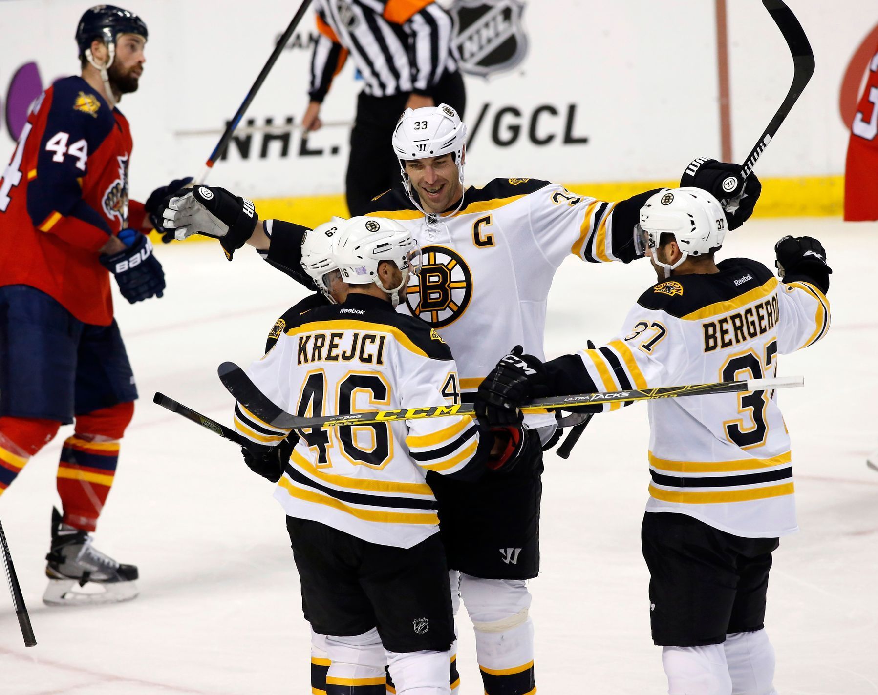 NHL: radost hokejistů Bostonu proti Floridě (Krejčí, Chára a Bergeron)