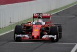 Nejlépe ze všech to i s "hrablem" podél trupu šlo Sebastianu Vettelovi ve Ferrari, jenž zajel absolutně nejrychlejší čas čtyřdenního kroužení - 1:22,810 minuty.