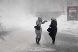 Ve Vladivostoku se kvůli sněhu nemohly dostat do práce tisíce lidí.