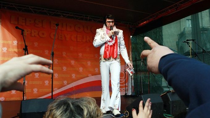 Elvis na kampani ČSSD. Nyní chtějí sociální demokraté cenu kampaní zastropovat.