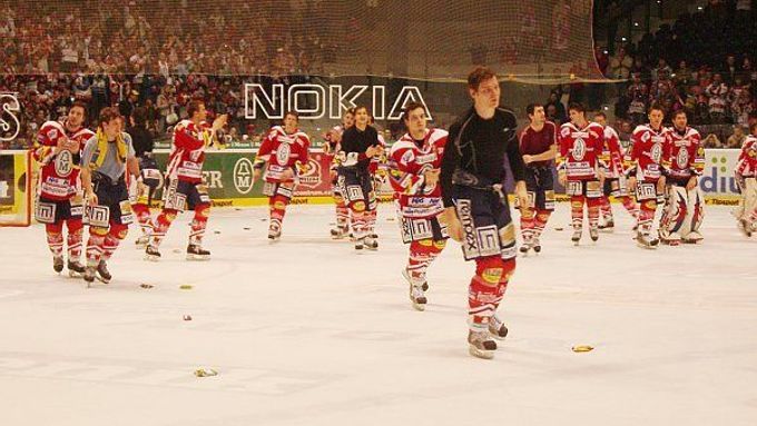 Pardubice si v letošní sezoně příliš hokejové radosti neužijí. Výhra 5:2 nad lídrem z Českých Budějovic se proto musela pořádně oslavit.