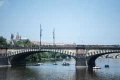 Po mírném ochlazení uprostřed týdne se teploty vrátí ke 30 stupňům, čekejte bouřky