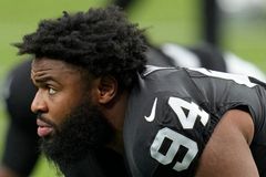 Hloupý vtípek stál hvězdu amerického fotbalu místo. Po klubu chce miliony dolarů