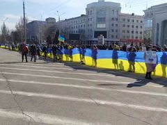 Protesty lidí v Chersonu krátce po příchodu ruských vojáků.