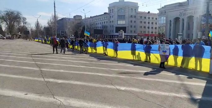 Obyvatelé okupovaného města Cherson protestují proti invazi.