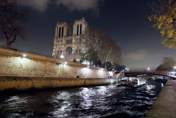 Katedrála Notre-Dame a řeka Seina v Paříži v noci, 30. listopadu 2012.