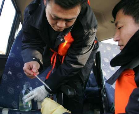Číňané testují kvalitu vody v Charbinu