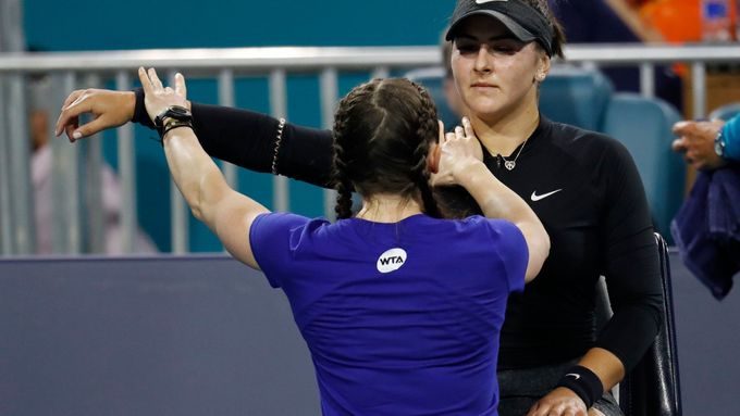 Bianca Andreescuová se nechává ošetřovat v utkání s Angie Kerberovou.