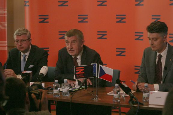 Zleva ministr dopravy Karel Havlíček, premiér Andrej Babiš a ředitel Správy železnic Jiří Svoboda na konferenci k investicím do bezpečnosti na tratích.