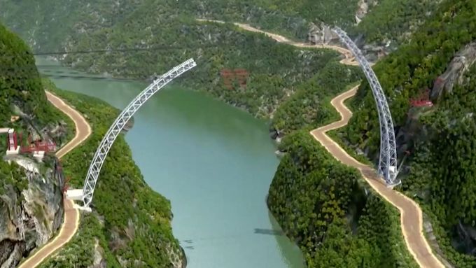 Vysoko nad řekou Mekong dokončují Číňané železniční most, který spojí jejich provincii Jün-nan s Rangúnem, největším městem sousední Barmy.