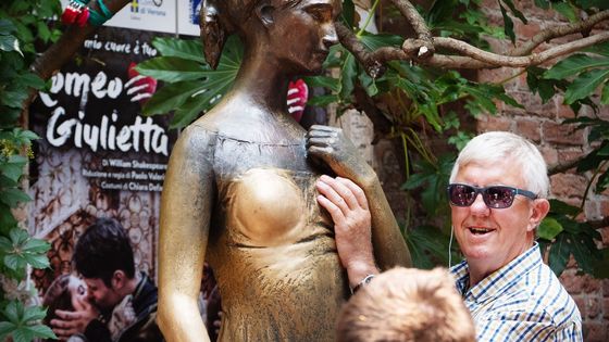 Prohlédněte si původní fotoreportáž z italské Verony, která se mění z romantického města milenců v srdíčkový shopping park.