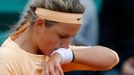 Běloruská tenistka Victoria Azarenková smutní po prohraném utkání se Slovenskou Dominikou Cibulkovou během osmifinále French Open 2012