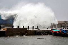 Tajfun Usagi dorazil k čínskému pobřeží, Hongkongu se vyhnul