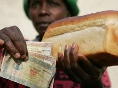 Prezident Mugabe přivedl svou zemi na pokraj ekonomické krize.