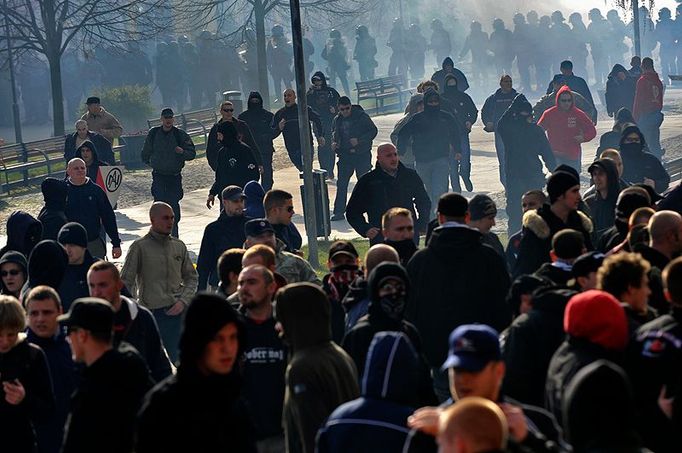 Policie radikály na náměstí uzavřela. Extremistům se však podařilo z policejního obklíčení uniknout.